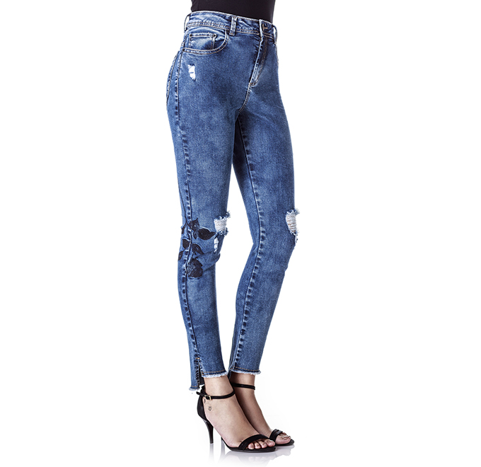 Calça jeans cropped bordada 